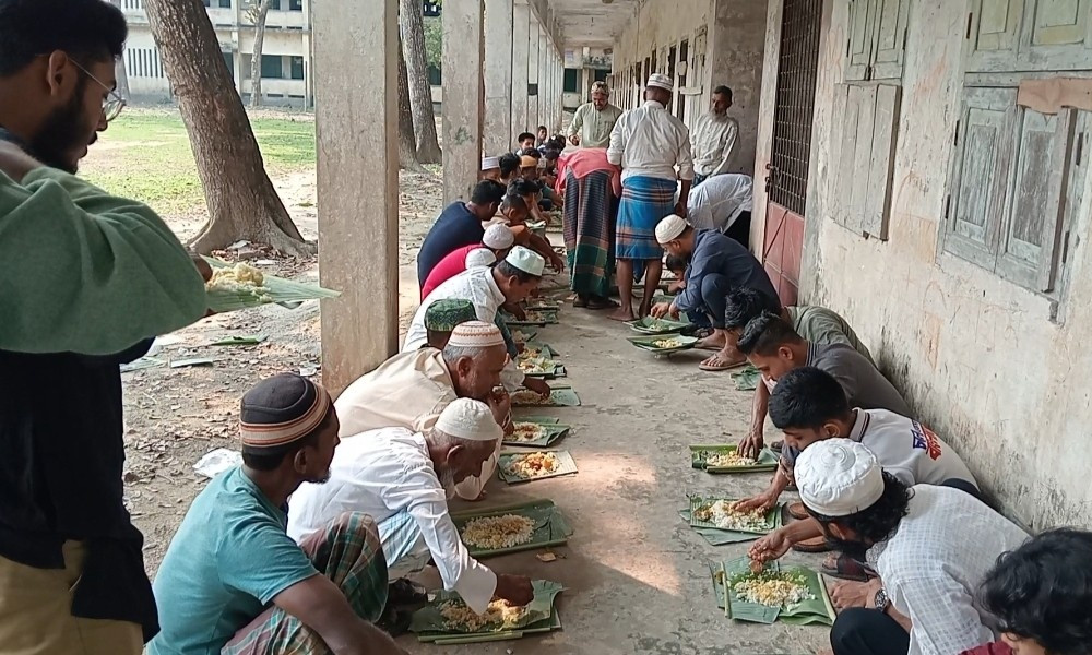 হারিয়ে যাওয়া গ্রামীন ঐতিহ্য, কলাপাতায় অতিথি আপ্যায়ন
